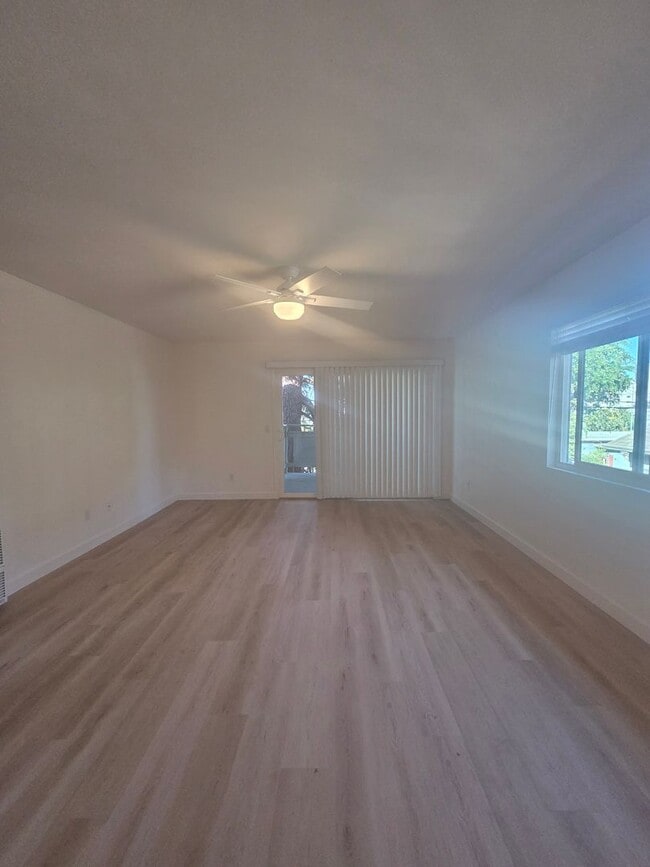 Building Photo - West Side Petaluma 2 Bedroom, 1 Bathroom Corner Unit 415B