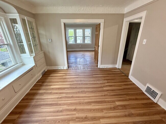 Photo - 656 Hammel St