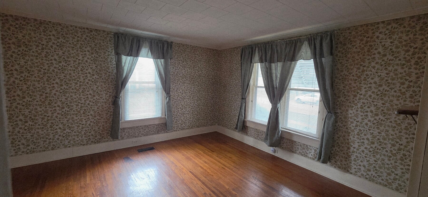 Bonus room. Can be furnished as the 3rd bedroom with the 3 tenant option. - 508 N Washington St