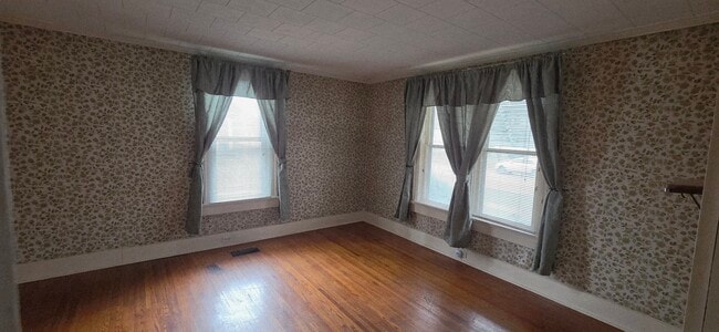 Bonus room. Can be furnished as the 3rd bedroom with the 3 tenant option. - 508 N Washington St