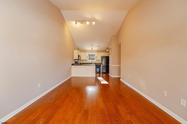 Photo - 558 London Ct