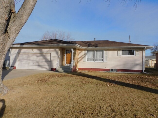 Building Photo - 3 Bedrooms, 2 baths, near schools and shopping