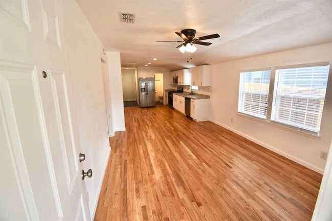Photo - 734 W 7th Ave