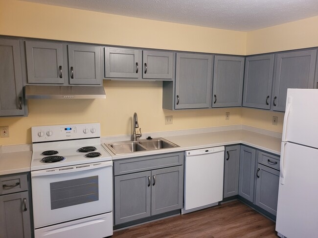 Kitchen - 890 Postiy St NW