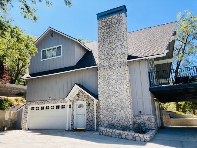 Building Photo - Location! Location! Terrific Four bedroom Three Bath Home with Two Car Garage including Lake Rights!