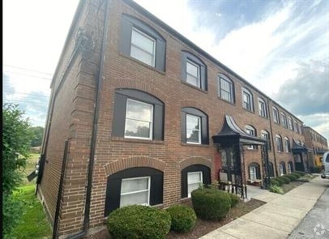 Building Photo - 4900 Saddlebrook Ln Unit Apt 2