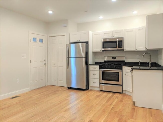 Building Photo - 42 Cogswell Ave Unit 1