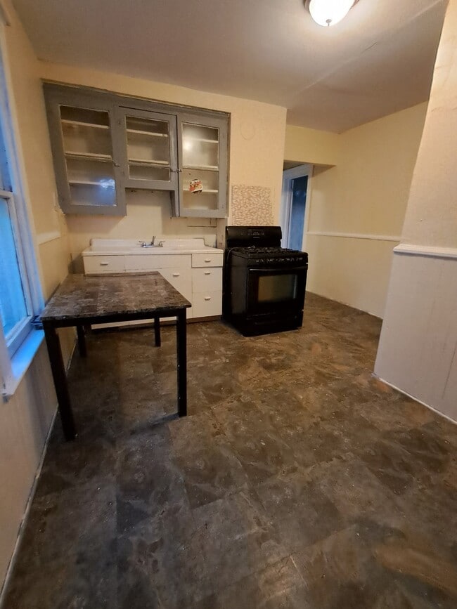 Building Photo - 478 Glenwood Ave Unit upper