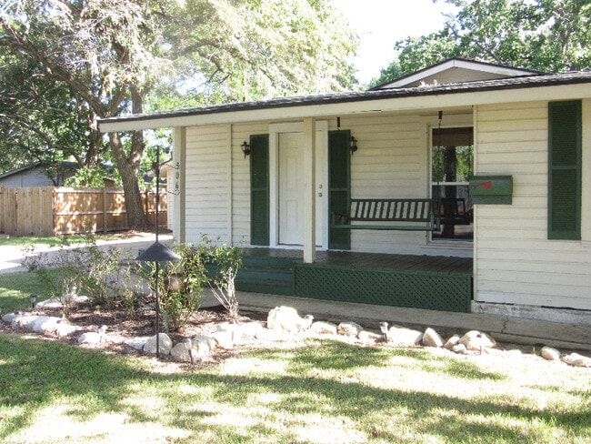 Photo - 306 Circle Way St