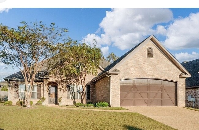 Building Photo - 3 bed / 2 bath Forest Glen