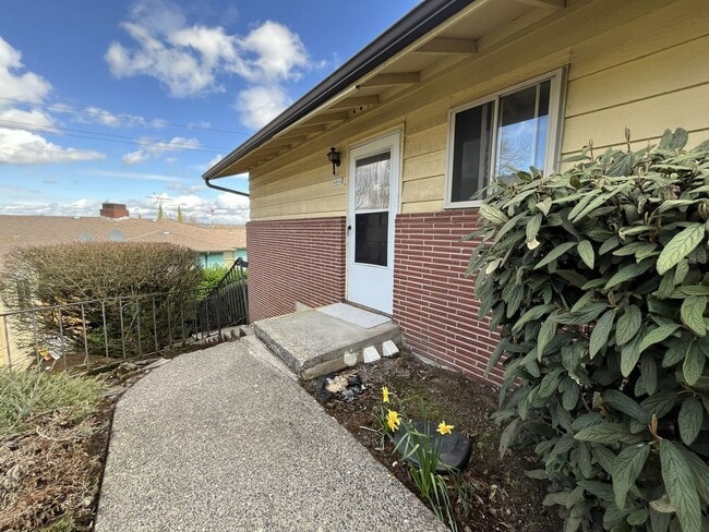 Photo - Spacious 3 Bedroom with Bonus Living Area, Patio & Built in Fireplace Unidad #4660