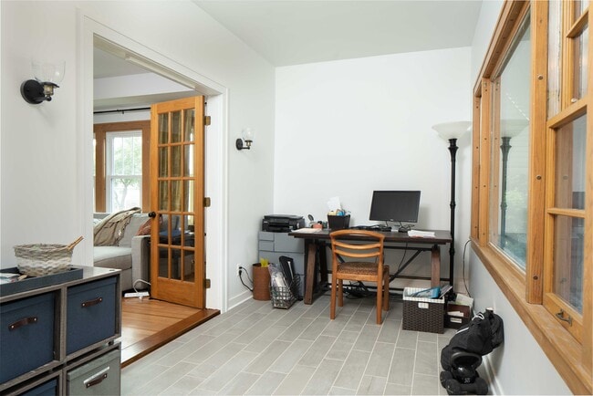 Front office/ sun room/ mud room - 2401 3rd st NE Apt 2 Unit 1