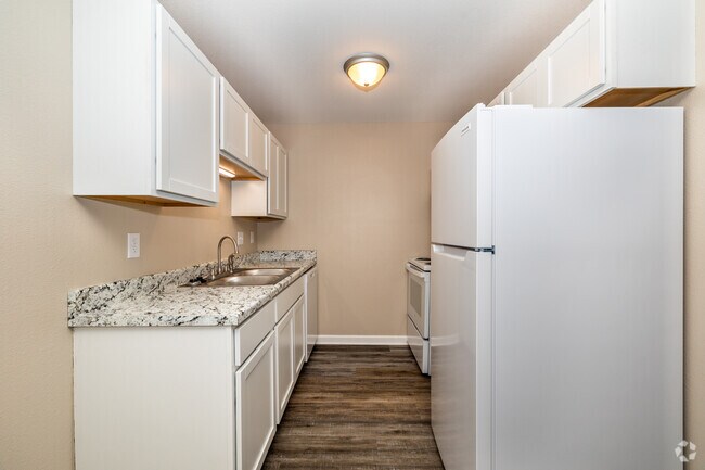 1BR, 1BA - 680SF - Kitchen