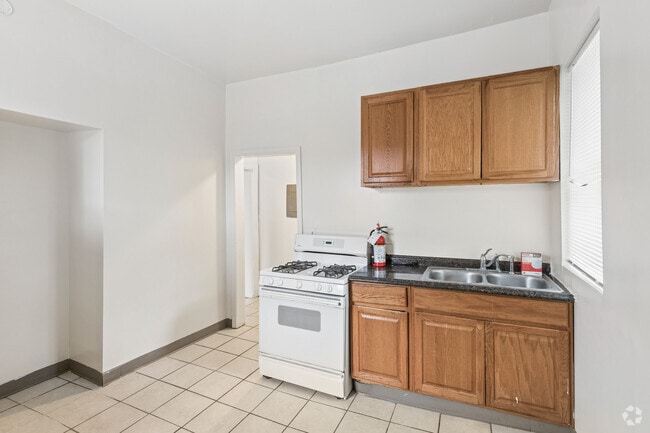 2BR, 1BA - 900SF - Kitchen - 641 Collins St