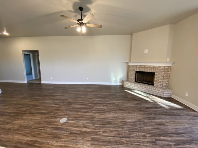 Photo - WONDERFUL 4 BEDROOM HOME IN BELL FARMS!!!