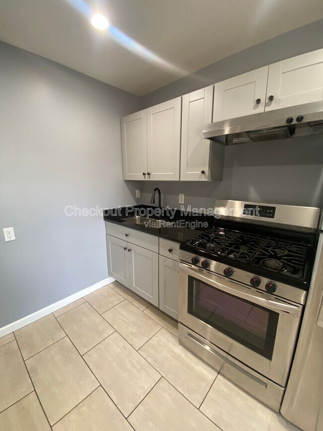 Photo - 812 Schirmer St