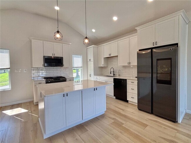 231 W 3rd St