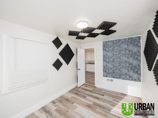 Building Photo - 370 E 8th Ave Unit C