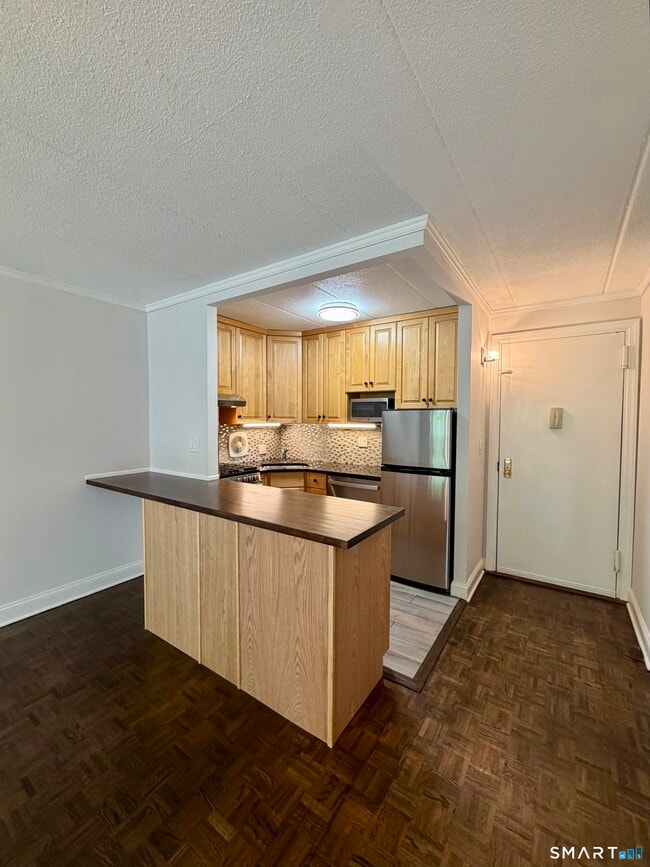 Building Photo - 27 Northill St Unit 3M