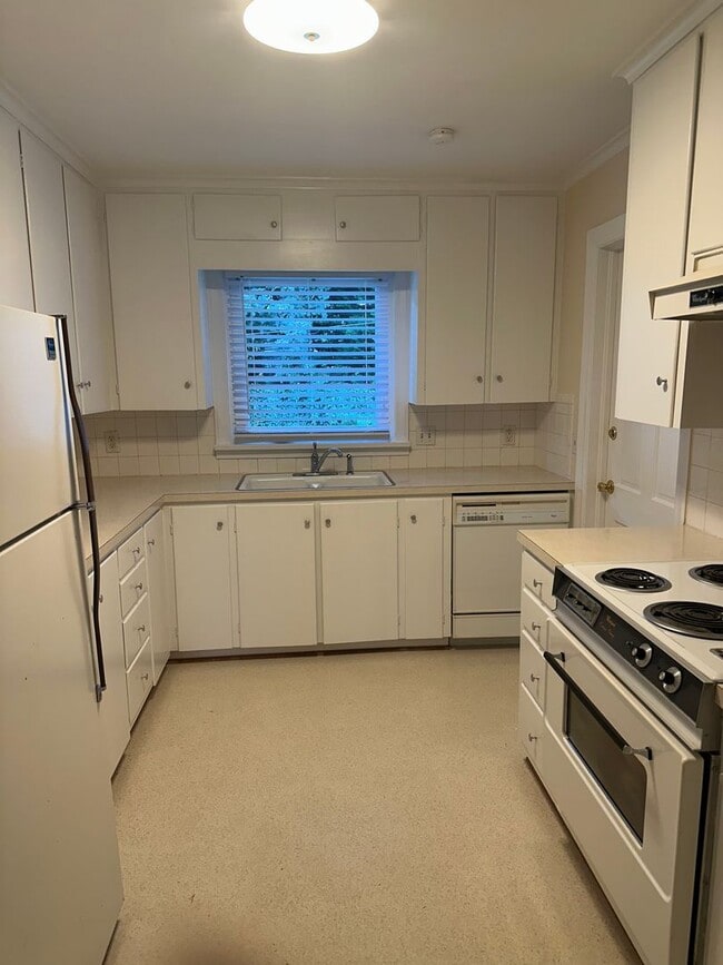 Building Photo - 2650 Grosvenor Pl Unit A Rental