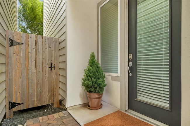 Photo - 147 Knightsbridge Park Ln