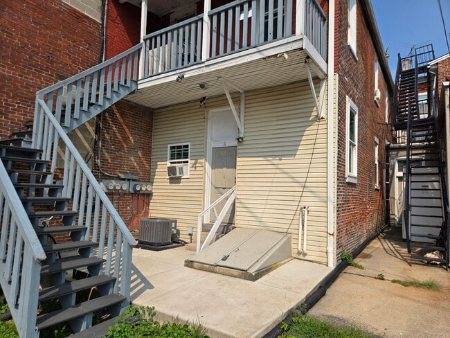 Photo - 254 Locust St Unidad Apt. 4 Rear