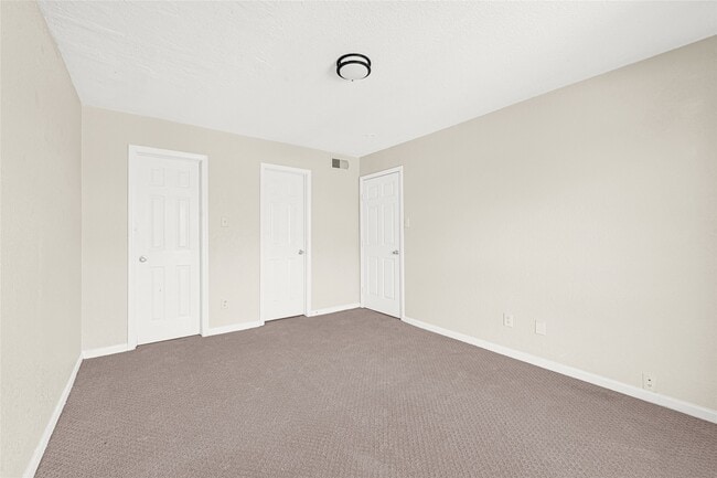 Building Photo - 8100 Creekbend Dr Unit 162