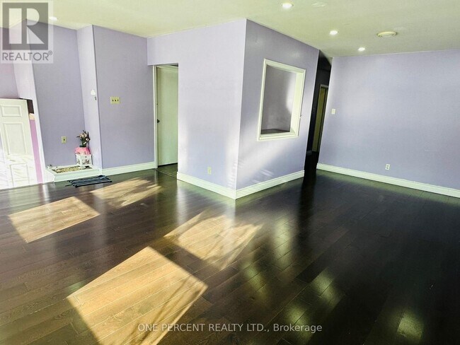 Photo - 27 Mossbank Dr