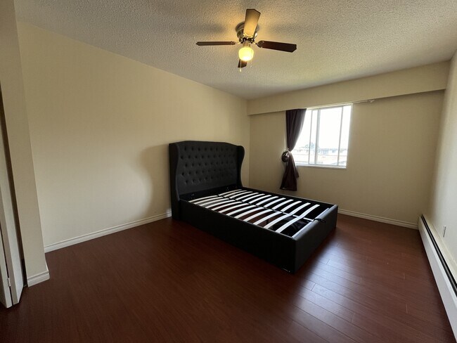 Photo - 11816-11888 88 Ave