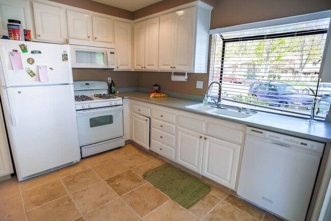 Photo - Charming 2-Bedroom Townhome in Vista Fairways of Valencia!