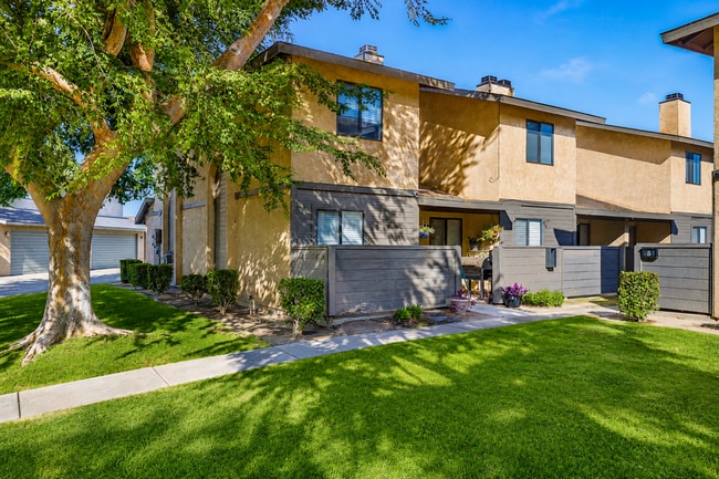 Building Photo - 3-Bedroom Home with Detached 2-Car Garage, Fireplace & Private Patio