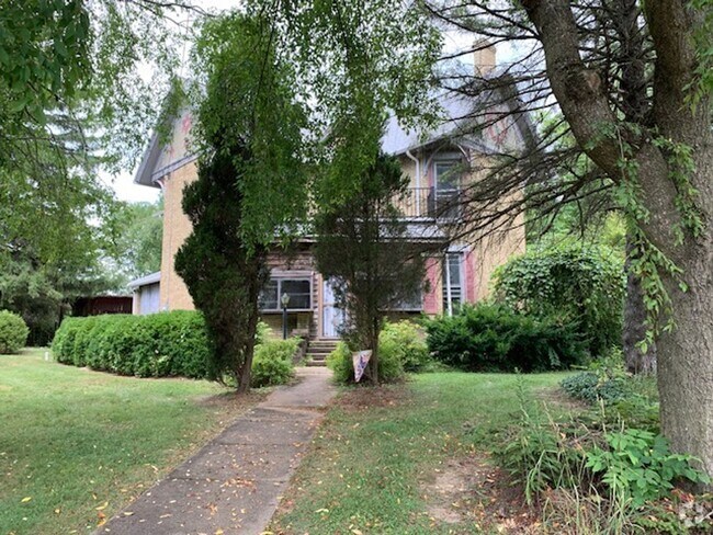 Building Photo - ROSEVILLE, OHIO 4-5 BEDROOOM HOUSE