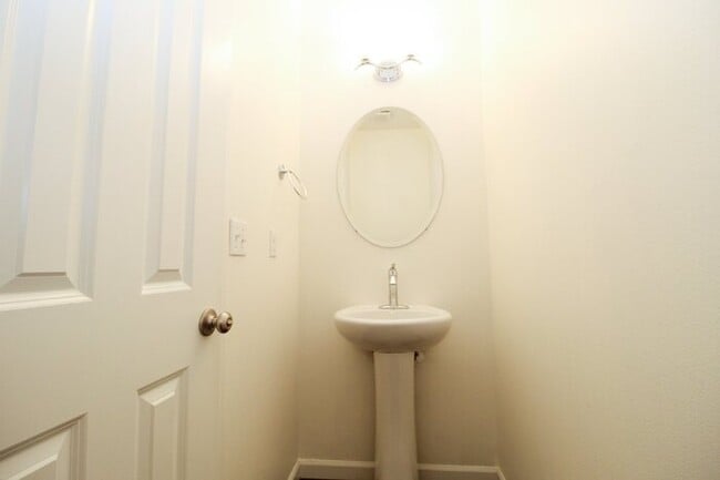 Photo - Spacious Rental! 3bed 3bath 2039sf 2 Car Garage A/C + Bonus Room