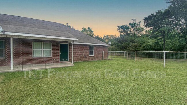 Building Photo - 9939 Risky's Ranch Dr