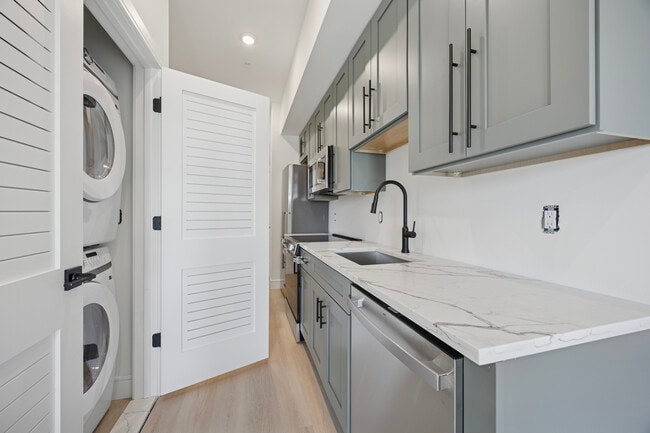 Photo - 2560 Jasper St,