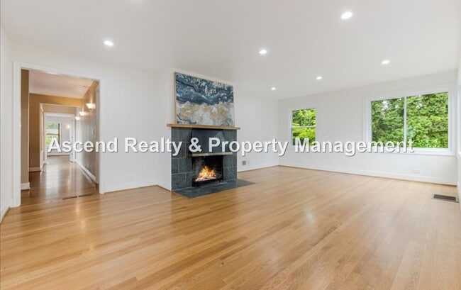 Photo - Available NOW! 3 Level 4bed/3bath Convenie...