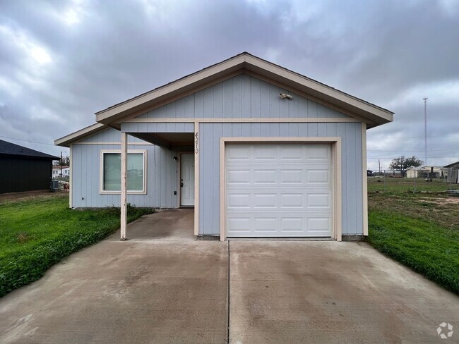 Building Photo - Yellow house canyon, move in special!