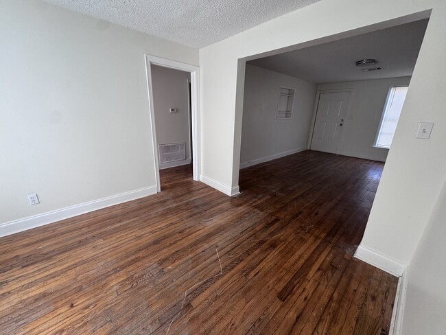 Photo - 2304 W 58th St