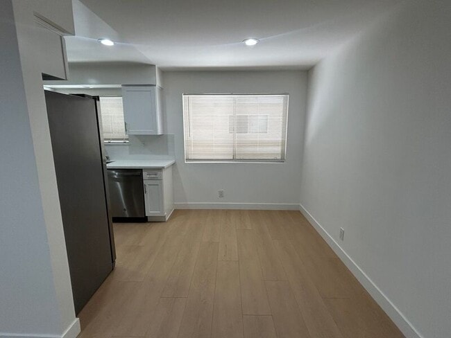 Photo - 3155 Montrose Ave