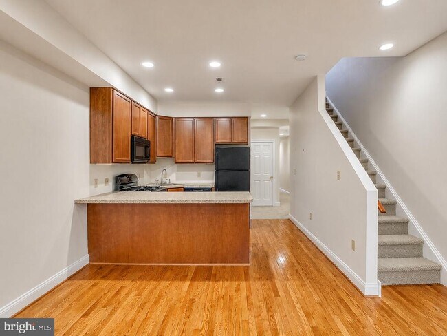 Photo - 2542 W Girard Ave