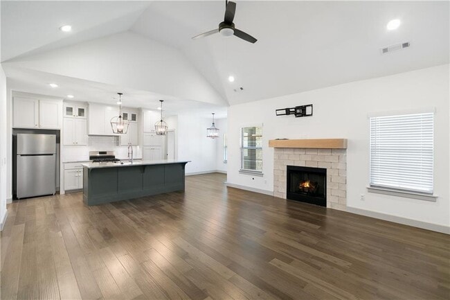 Photo - 1001 Laux Ln