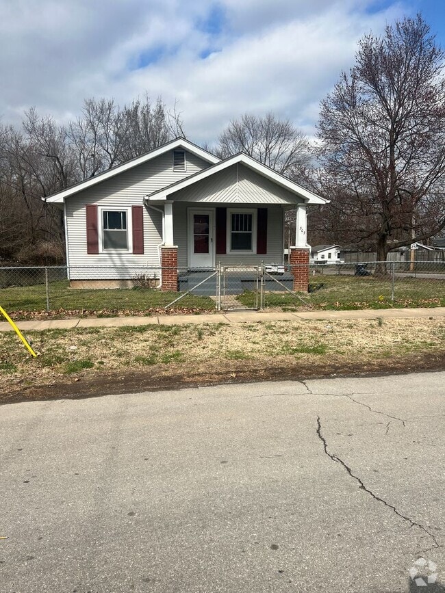 Building Photo - 3 bedroom and 1.5 bathroom house