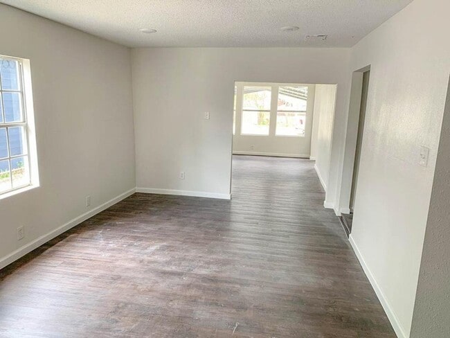 Photo - 303 Harlem St