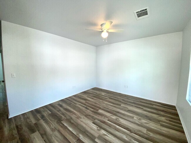 Photo - 907 W 7th St