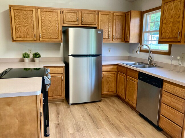 Stinless appliances and plenty of cabinet space - 778 B Calderwood Ct