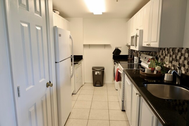 Photo - 2060 Greenview Shores Blvd Unit 319