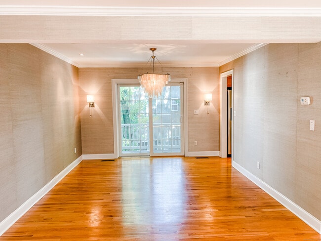 Building Photo - 439 Glenbrook Rd Unit APT D