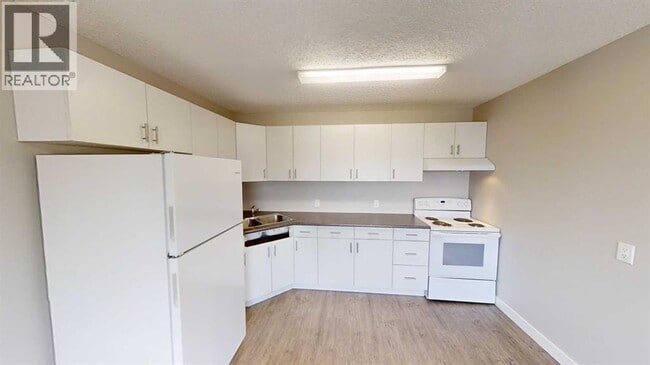 Photo - 9926-9105 105 Ave