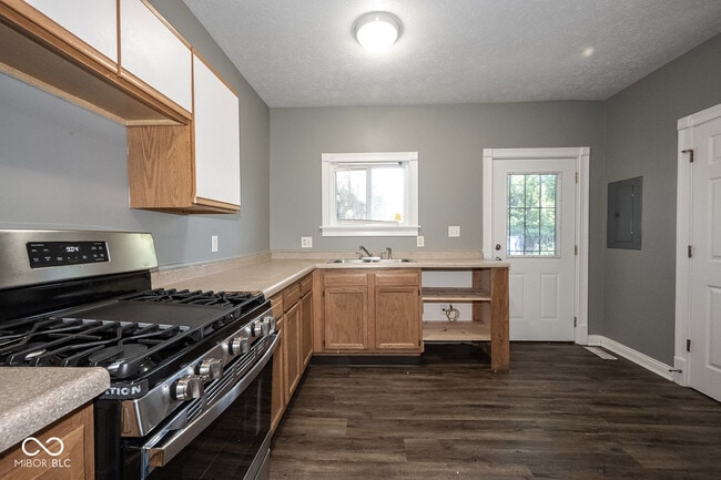 Photo - 850 N Temple Ave