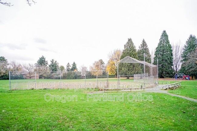 Photo - 14132 NE Sandy Blvd